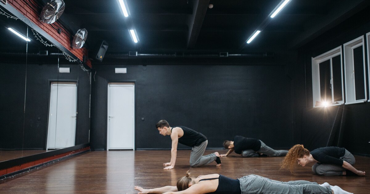 Grupo reducido entrenando en un pequeño gimnasio