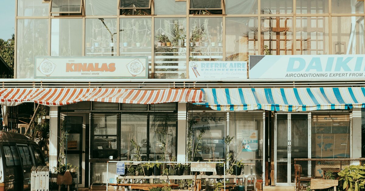 Escaparate de un pequeño comercio en una calle tranquila
