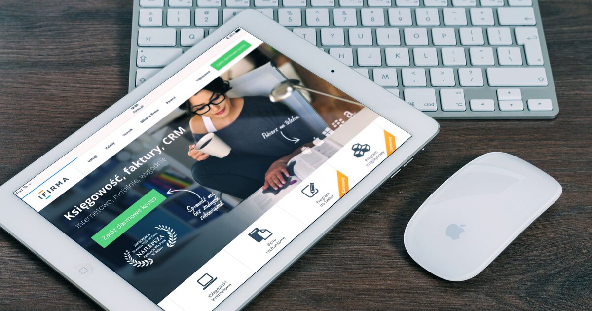 Profesional gestionando clientes en un CRM para pequeñas empresas