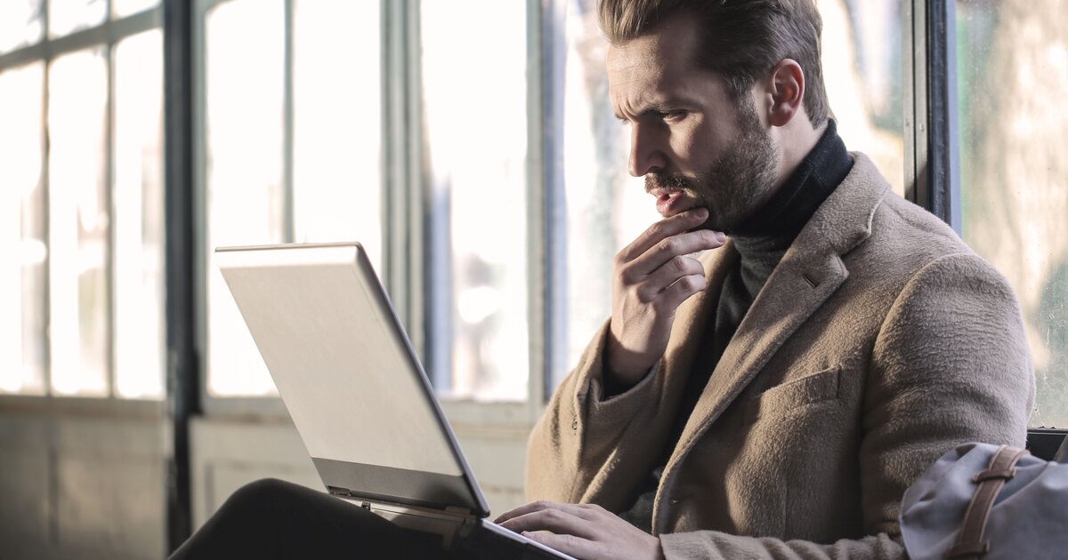 Persona ante un portátil valorando si necesita renovar su web