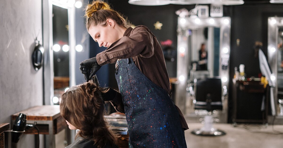 Profesional de un salón de belleza consultando sus próximas citas