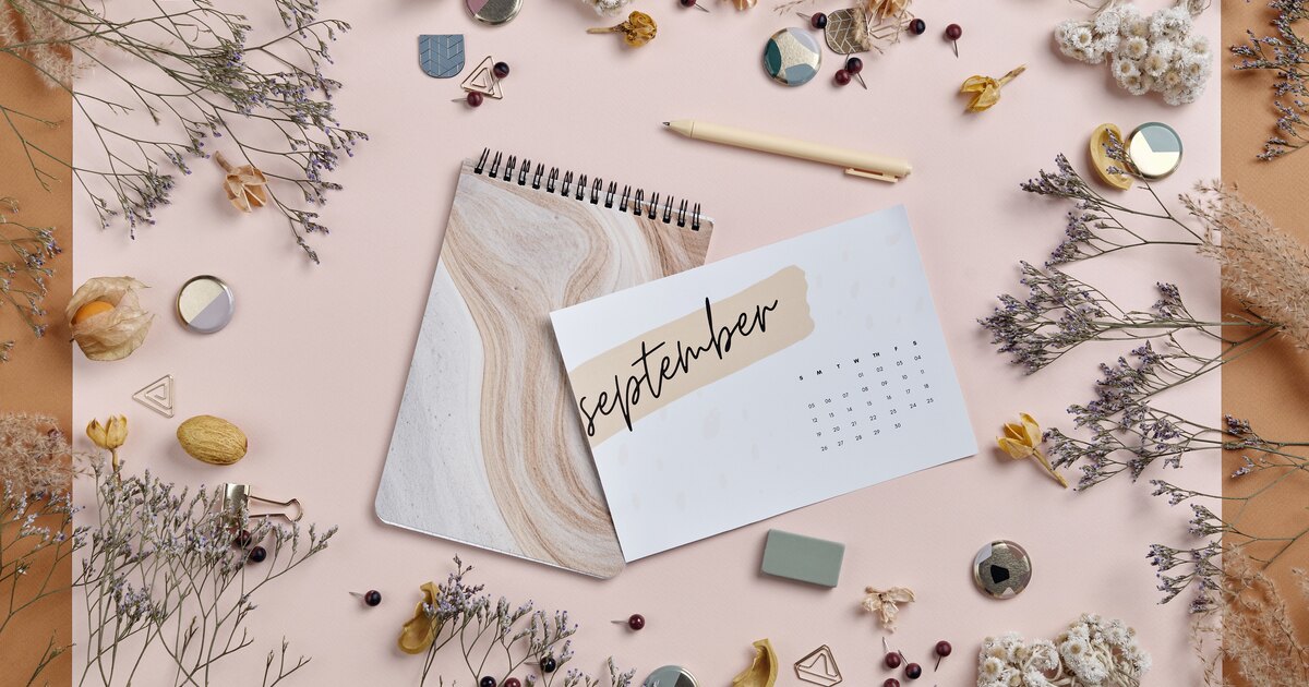 Calendario de septiembre junto al mostrador de un comercio